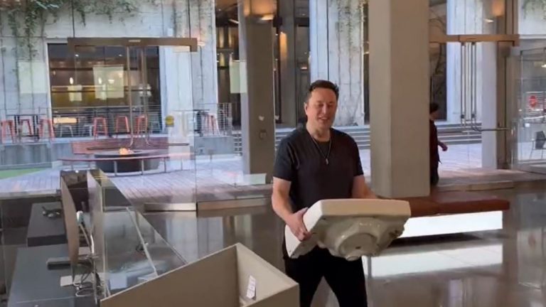 Elon Musk’ın Twitter binasına götürdüğü lavabo ne anlama geliyor?